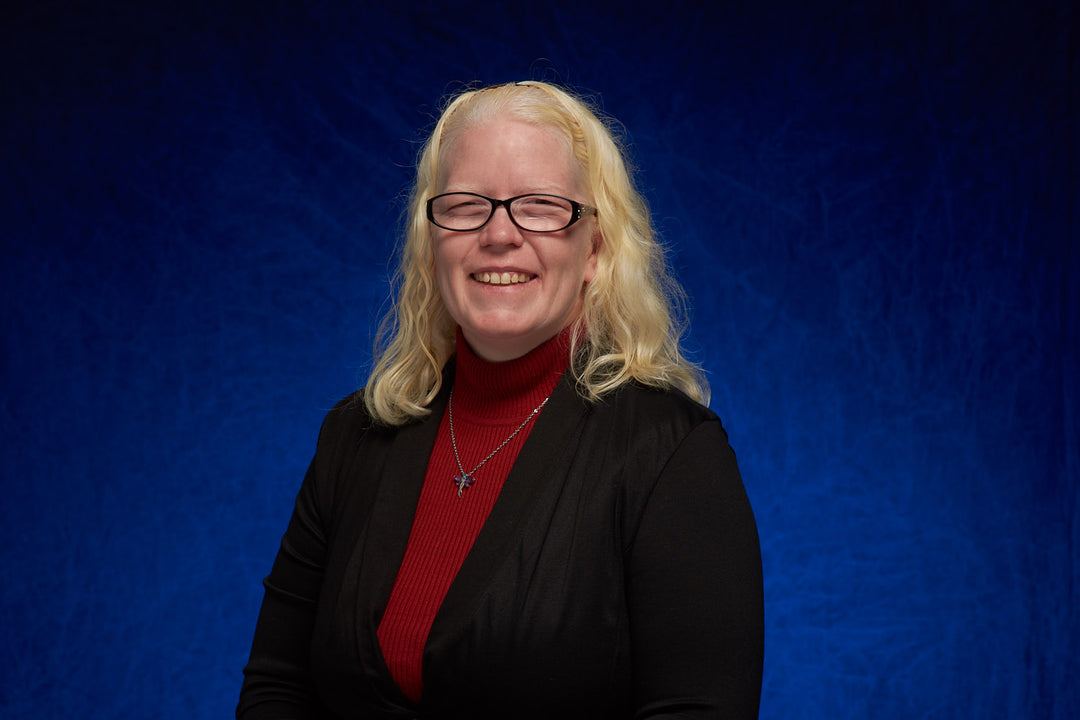 A picture of a smiling woman.